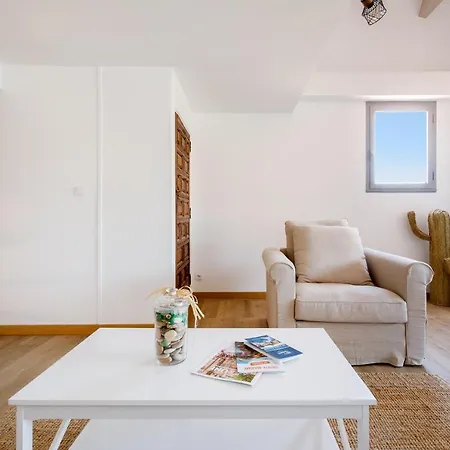 Le Maxi Moi Yourhosthelper